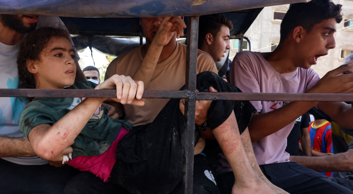 فلسطينيون ينقلون فتاة أصيبت بجروح جراء قصف للاحتلال على قطاع غزة