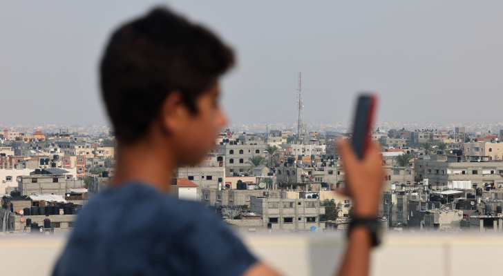 فتى فلسطيني يحمل هاتف - قطاع غزة