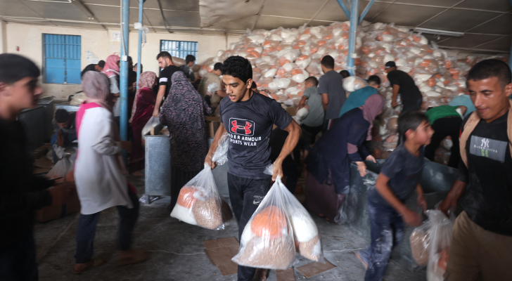 فلسطينيون يحصلون على مساعدات