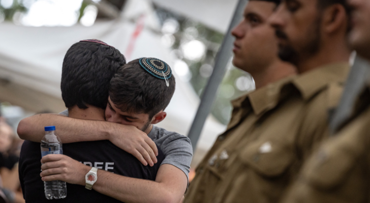 مستوطن يبكي جنديا قتلته المقاومة الفلسطينية في قطاع غزة