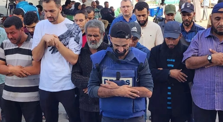 الصحفي العالول يصلي الجنازة على أبناءه وأشقائه