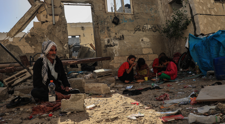 عائلة في غزة فوق أنقاض منزلها المدمر
