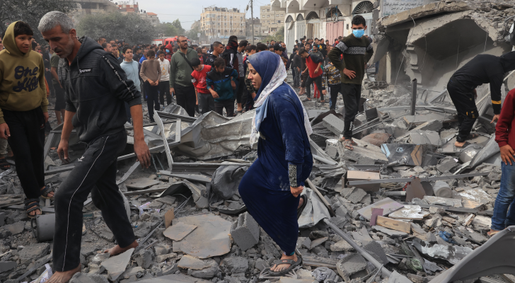 فلسطينيون بعد قصف الاحتلال الإسرائيلي