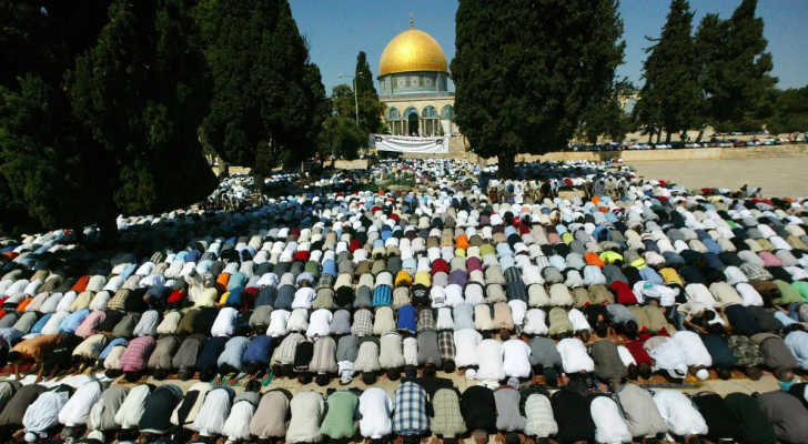 مصلون يؤدون صلاة الجمعة - أرشيفية