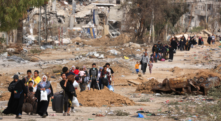 فلسطينيون يغادرون شمال غزة سيرا على الأقدام باتجاه جنوب المدينة