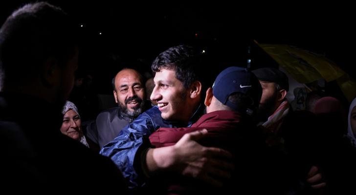أسير فلسطيني محرر يعانق والده