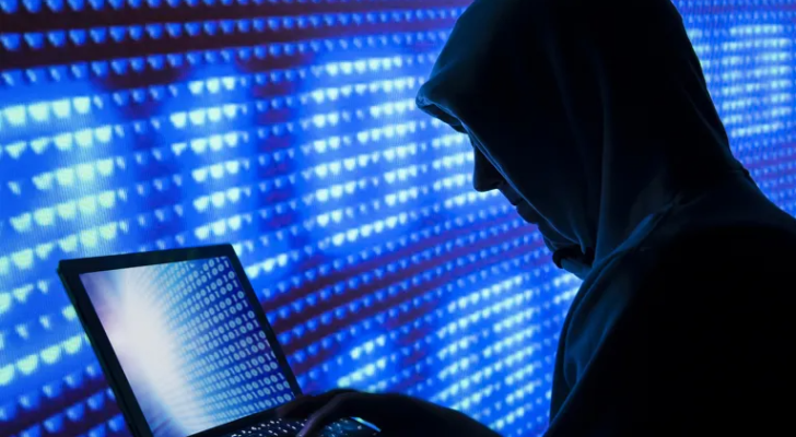 شخص يخترق مواقع إلكترونية