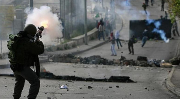 جندي من الاحتلال يطلق النار صوب فلسطينيين