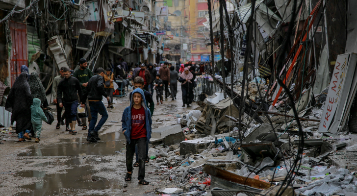 فلسطينيون في احد شوارع غزة بعد تعرلاضه لقصف الاحتلال الإسرائيلي