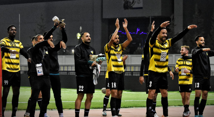 لاعبو الحسين يحتفلون بالفوز في المباراة