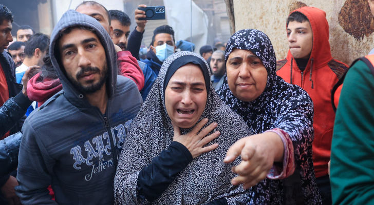 فلسطينية تبكي عقب استهداف الاحتلال الإسرائيلي منزلها