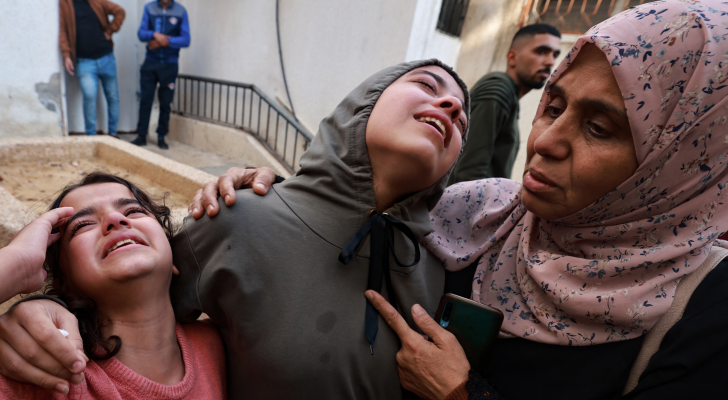 فلسطينيون يبكون على شهداءهم