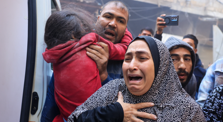 فلسطينية تبكي عقب استهداف الاحتلال الإسرائيلي منزلها في قطاع غزة