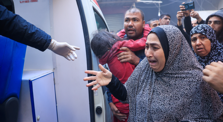 فلسطينية تبكي عقب استهداف منزلها في قطاع غزة