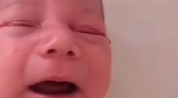 صورة ملتقطة من مقطع الفيديو الذي قيل إنه لطفل يبكي دما في قطاع غزة