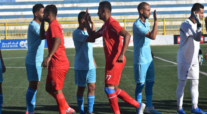 لاعبو الفريقين قبل المباراة