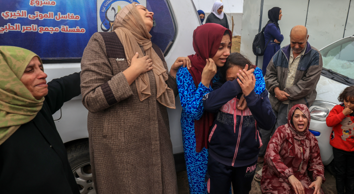 فلسطينيات يبكين إثر استهداف الاحتلال الإسرائيلي منازلهن في قطاع غزة
