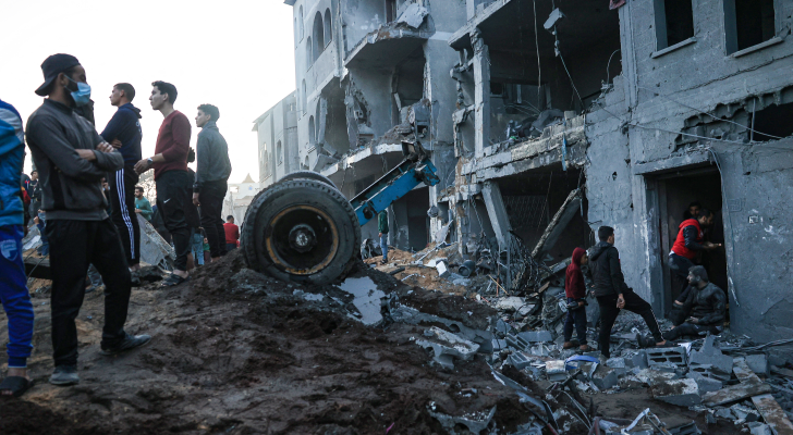 فلسطينيون بعد قصف الاحتلال الإسرائيلي