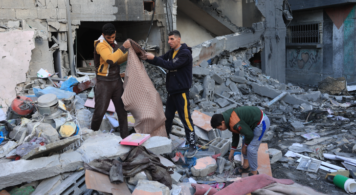 فلسطينيون على أنقاض منازل بعد قصف الاحتلال الإسرائيلي