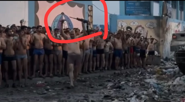صورة ملتقطة من مقطع الفيديو لتجريد فلسطينيين من ملابسهم واستسلام أحد الأشخاص