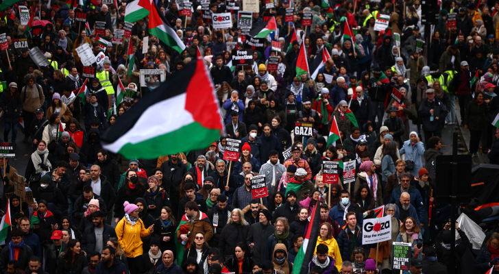 الناشطون والمؤيدون يلوحون بالأعلام ويحملون لافتات خلال مسيرة وطنية من أجل فلسطين في لندن