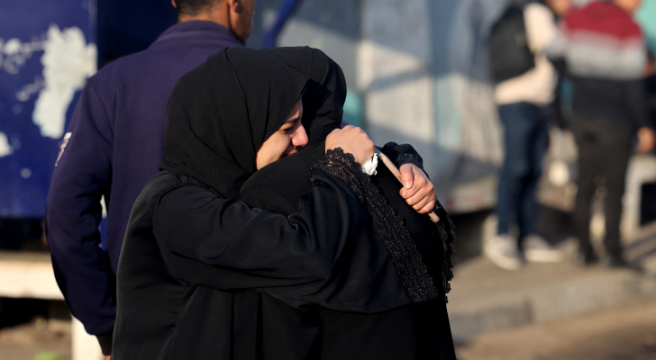 فلسطينيتان تبكيان