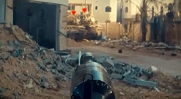 الصورة لحظة استهداف المقاومة آلية للاحتلال متوغلة في غزة