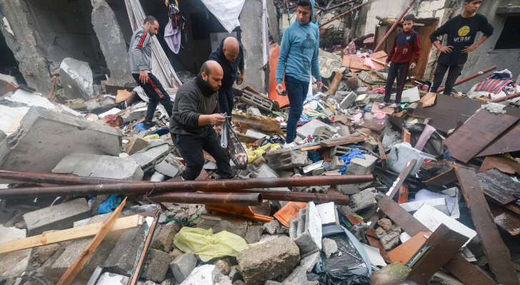 فلسطينيون يبحثون عن مقتنيات لهم تحت الأنقاض في غزة