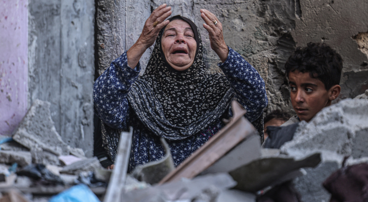 مسنة فلسطينية في أعقاب قصف الاحتلال على رفح