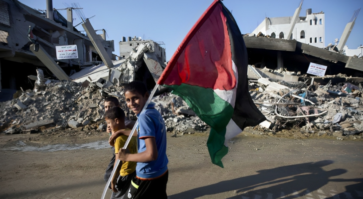 طفل فلسطيني يرفع علم بلاده بين الركام