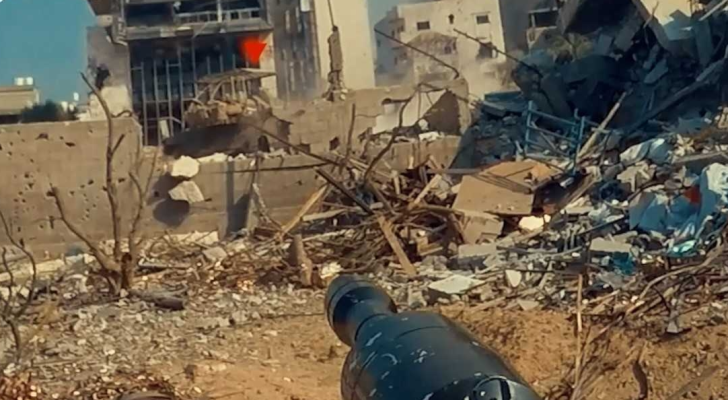 الصورة من استهداف القسام آلية للاحتلال في محور القتال بغزة