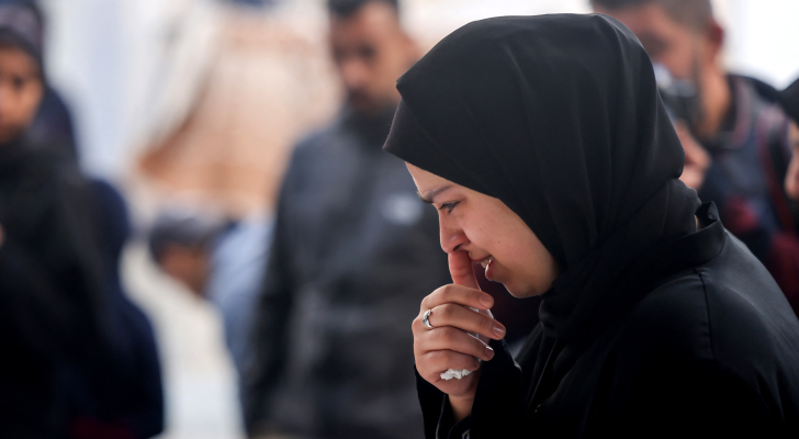 فلسطينية تبكي بعد استهداف منزلها في غزة واستشهاد أفراد من عائلتها- أ ف ب