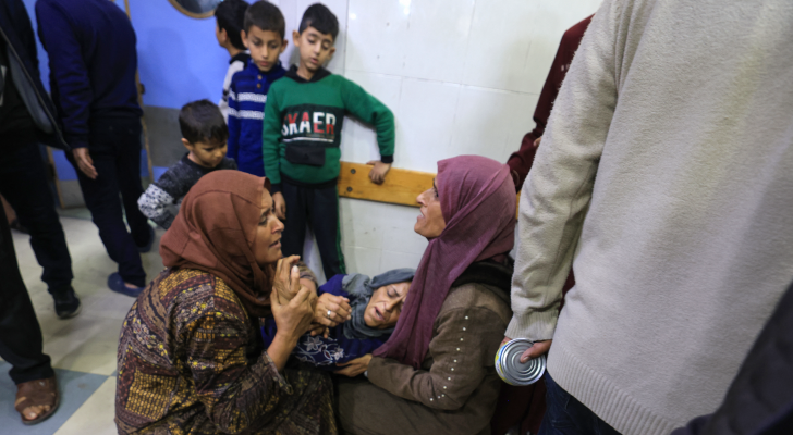 فلسطينيون داخل إحدى المستشفيات بغزة "أ ف ب"
