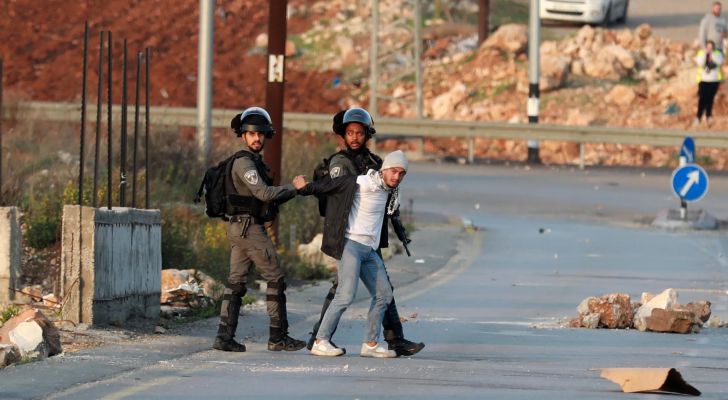 لحظة اعتقال قوات الاحتلال فلسطينيا في الضفة الغربية