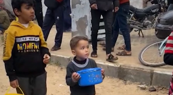 أطفال غزة يبحثون عن الطعام تحت قصف الاحتلال وبين الركام