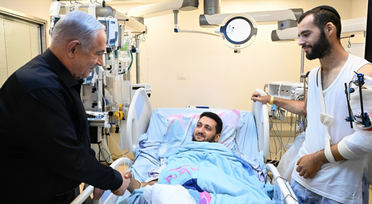 نتنياهو أثناء زيارة لجنود الاحتلال