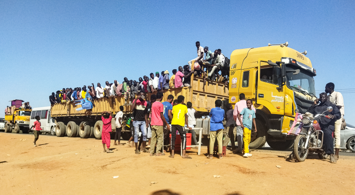 نازحون سودانيون جراء النزاع في السودان يتجهون نحو شاحنة متحركة على طول طريق في ودمدني، عاصمة ولاية الجزيرة.