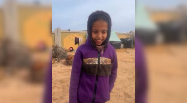 طفلة فلسطينية تبيع مياه الشرب في قطاع غزة