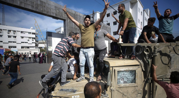 فلسطينيون يرفعون إشارة النصر فوق جيب عسكري للاحتلال في السابع من أكتوبر