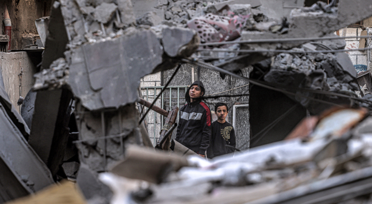 طفلان فلسطينيان يقفان بين الركام في غزة