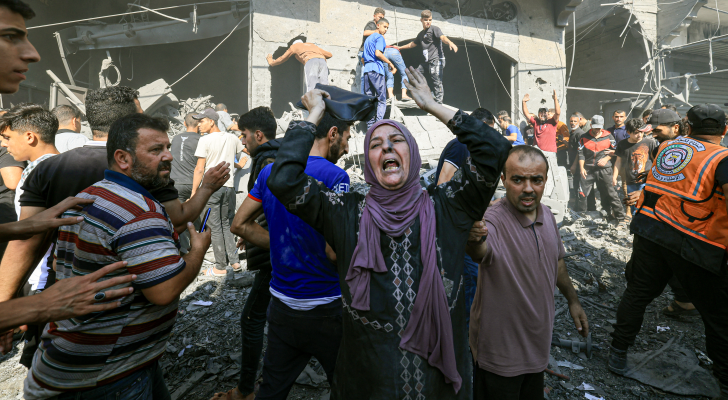 فلسطينية تبكي عقب استهداف منزلها بغزة