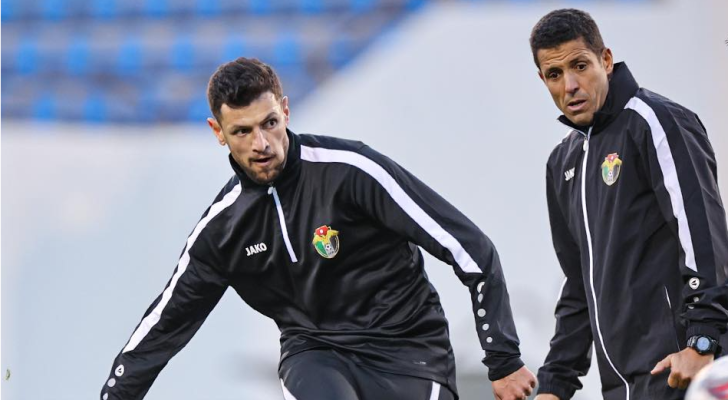 مدرب المنتخب الوطني الحسين عموتة مع اللاعب أنس بني ياسين