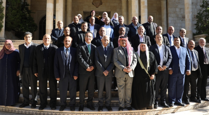 جانب من لقاء رئيس الديوان الملكي يوسف العيسوي مع شيوخ ووجهاء من جرش وعين الباشا ومخيم البقعة