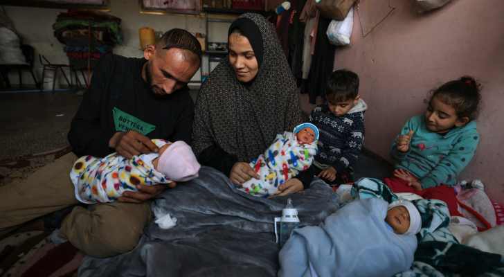 الفلسطينية إيمان المصري مع عائلتها في قطاع غزة