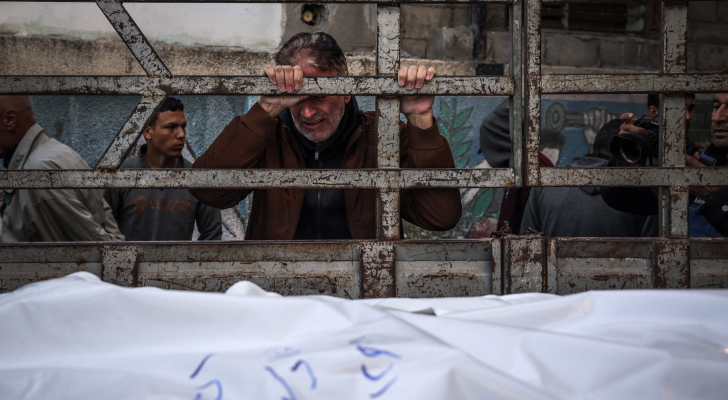 فلسطيني يبكي عند جثمان أحد أبناءه في قطاع غزة