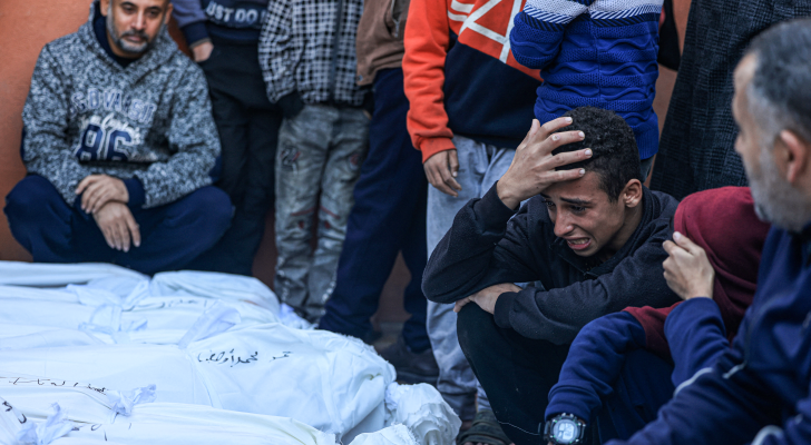 فلسطينيون يبكون ذويهم في قطاع غزة