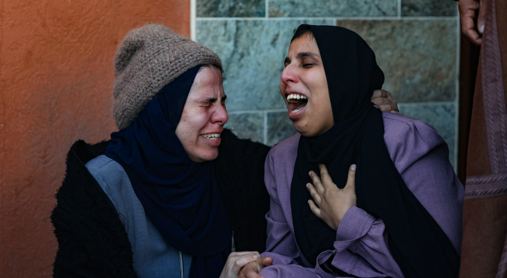امرأة تنعى زوجها الذي استشهد جراء قصف الاحتلال