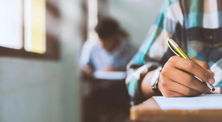 طلبة يتقدمون لامتحان