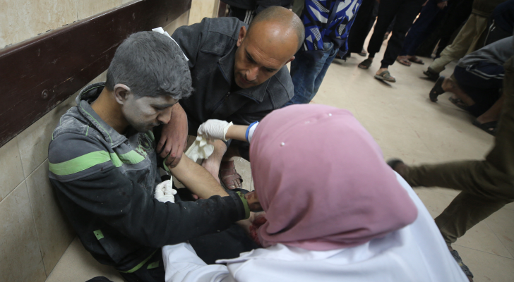 فتى فلسطيني مصاب نتيجة لغارة شنتها طائرات الاحتلال الإسرائيلي في قطاع غزة