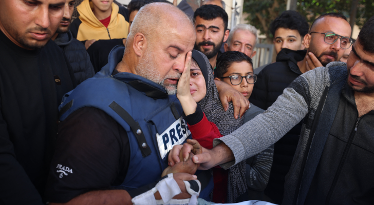 الصحفي وائل الدحدوح أثناء تشييع جثمان نجله حمزة